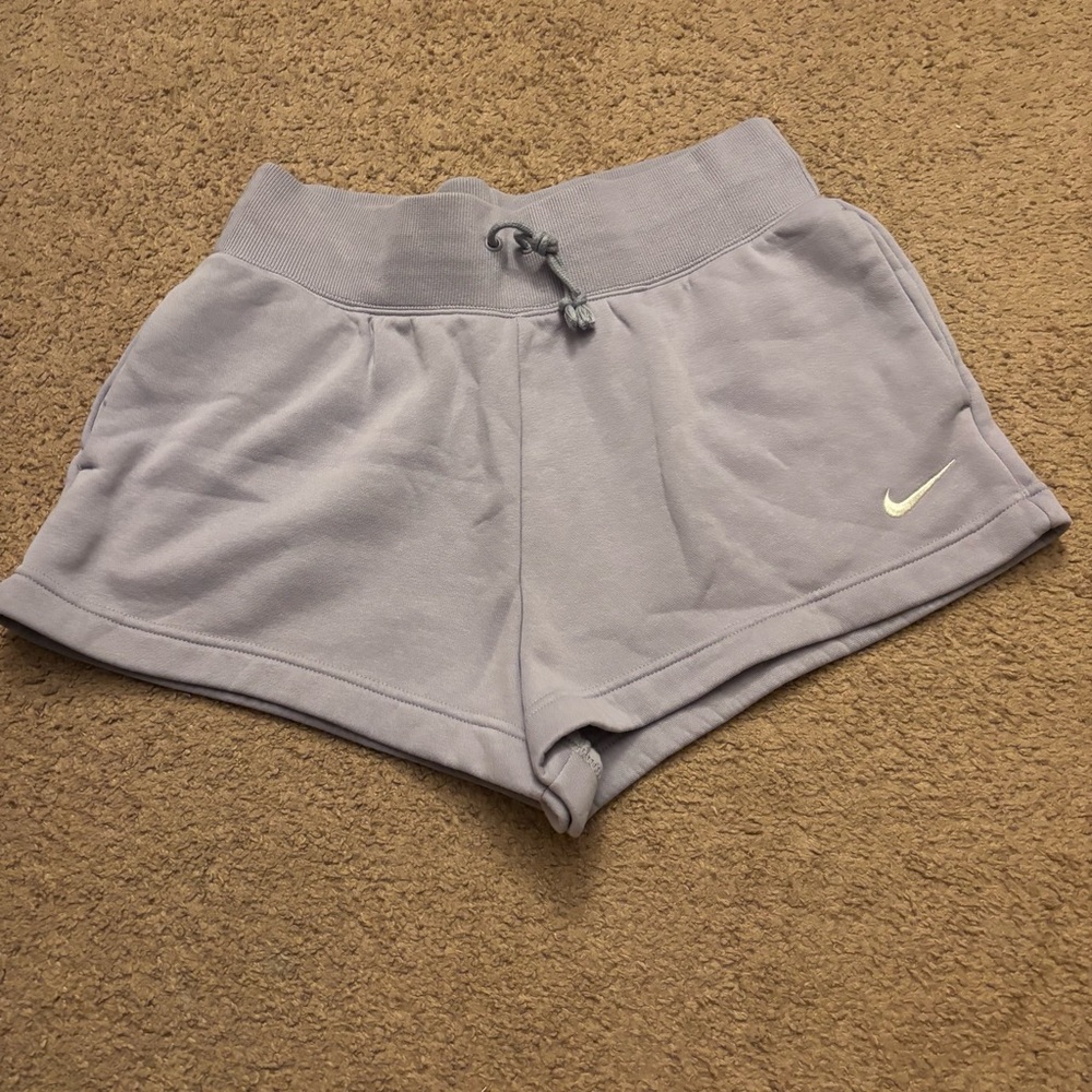 Nike Women’s High-waisted loose Shorts Size Large Violet Mist